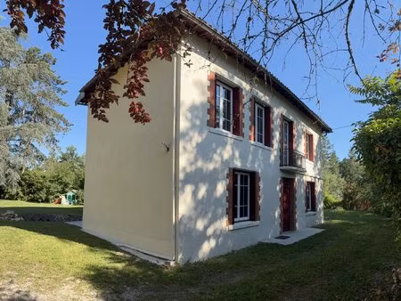 sur les hauteurs de lisle sur tarn  maison de maitre sur un parc