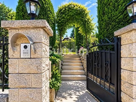 spacieuse maison t6 sur 3 niveaux offrant 247 m² au sol (158 m² habitables)  implantée sur