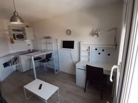 studio rénové prox. gare 3e étage