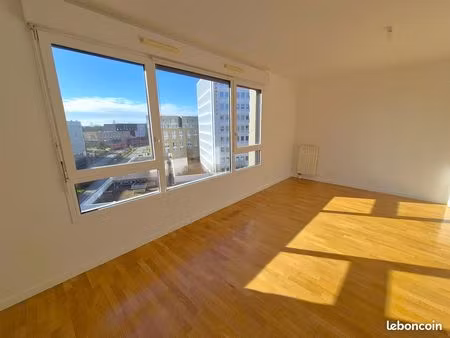 studio standing  lumineux  sans vis à vis  avec ave
