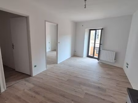 t2 bis neuf  lumineux  balcons et cuisine équipée