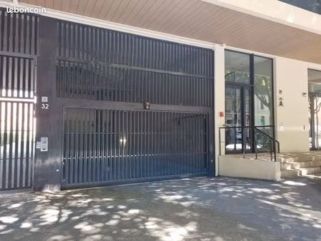 place deux roues dans garage 28/32 av de la corse 13007