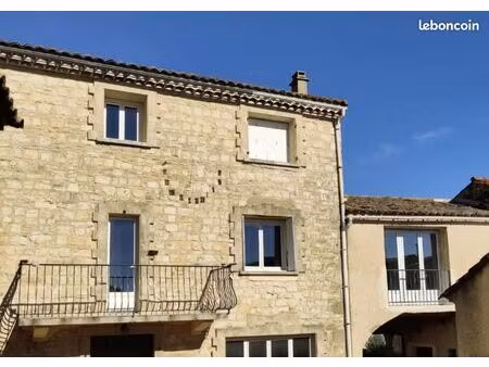 grand appartement sur deux niveaux lumineux dans maison avec garage