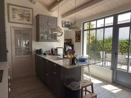 maison 4 chambres clé en main avec piscine chauffée et spacieuse pièce de vie