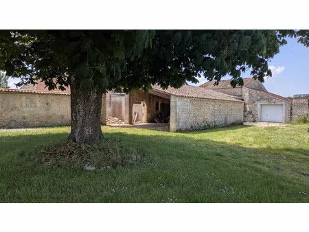 ensemble immobilier avec grange et garages situé à sablonceaux
