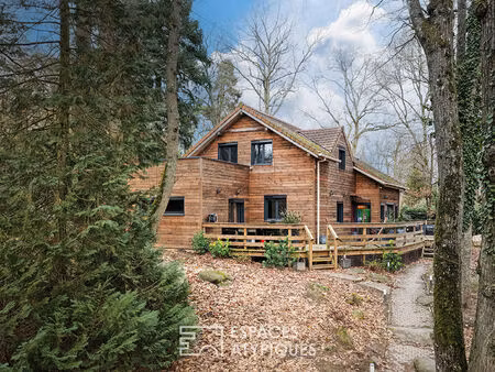 maison familiale en bois au coeur d'un environnement boisé.