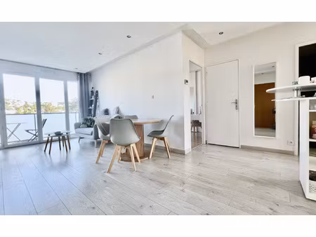 t3 traversant rénové  avec balcon.