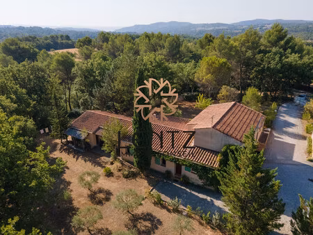 villa provençale de 250 m² sur terrain de 5 451 m²