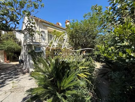 centre ville villa édifiée sur 02 niveaux avec jardin et garage
