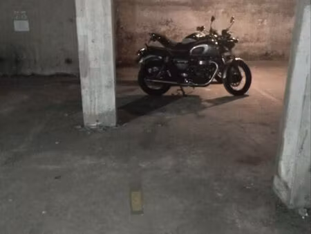 parking moto victoire