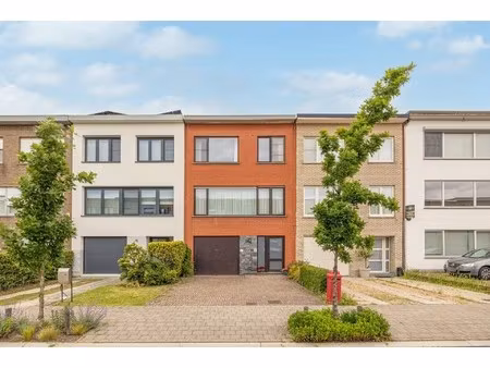 ruime bel-etagewoning met 3 à 4 slaapkamers  garage en tuin
