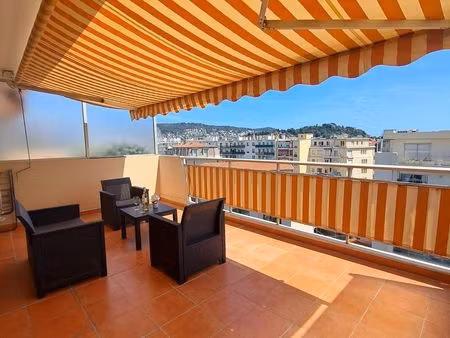 nice centre 2/3p – 57 m² – dernier étage – terrasse au sud 17 m² – vue château & collines 