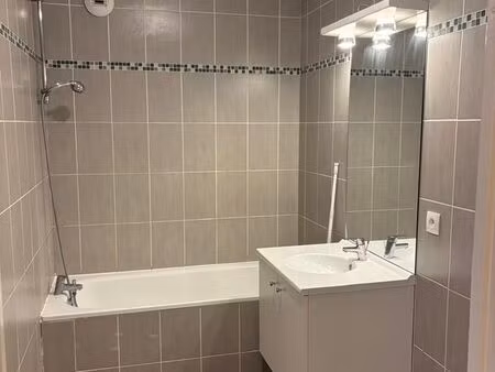 a louer t2 de 43m2 avec terrasse et place privative dans résidence sécurisée
