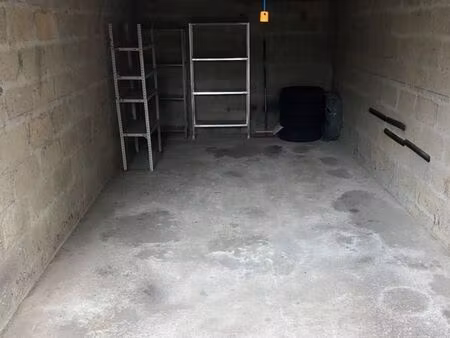 box fermé dans résidence sécurisée avec portail