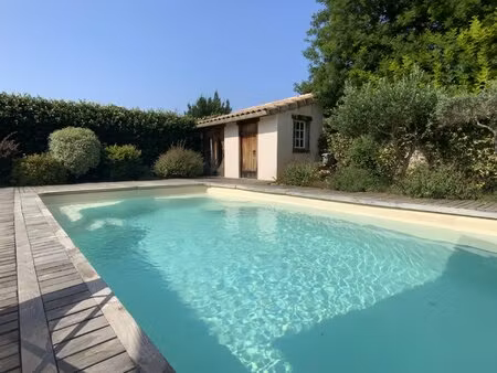 maison de plain pied de 148 m2 avec piscine et t2 indépendant sur terrain de 1000 m2.