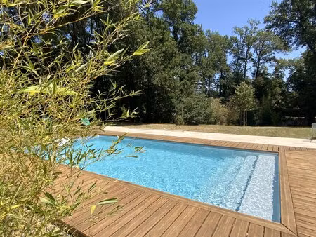 a quelques minutes d' uzès  villa au coeur d'un parc de 2600 m2 avec piscine.