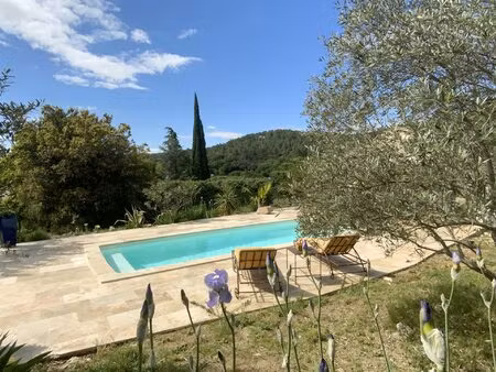 villa de plain pied en position dominante avec piscine.