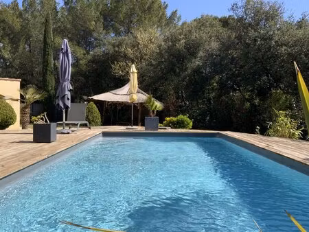 villa de plain pied sur un magnifique terrain arboré avec piscine.