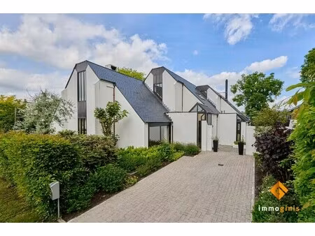 halfopen woning met 3 slaapkamers en mooie tuin  vlakbij het centrum van bocholt.