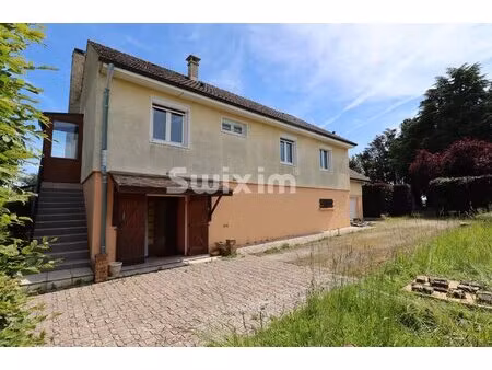maison dans un cadre calme et verdoyant de 2 900 m²
