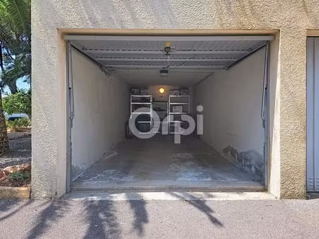 grand box de 25m2 en rez-de-chaussée à port fréjus 2 avec électricité et porte motorisée !