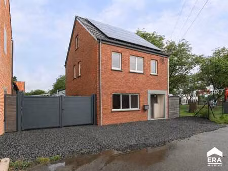 maison semi-ouverte avec grand jardin verdoyant