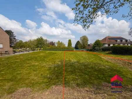 à vendre : terrain à bâtir pour une maison semi-mitoyenne.