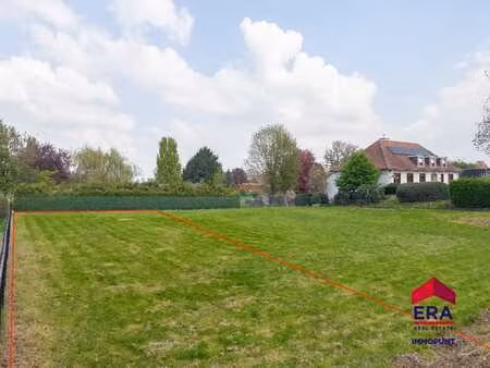 à vendre : terrain à bâtir pour une maison semi-mitoyenne.