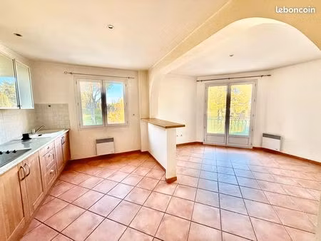 t2 avec balcon  terrasse et 2 parking