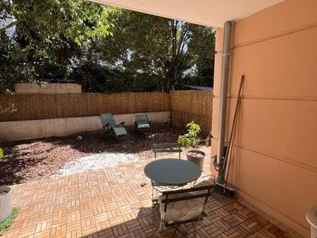 appartement rare avec jardin privatif - résidence sécurisée - st chamas