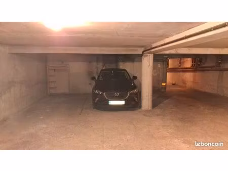 vends place garage 13005