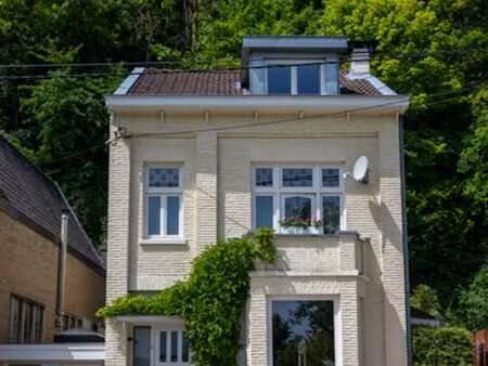 maison de caractère rénovée dans un environnement boisé.