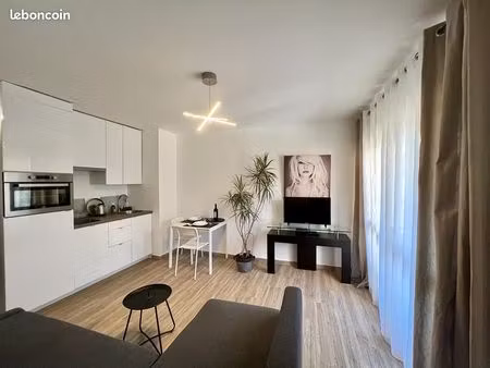 t2 centre antibes juan les pins proche mer et gare balcon et cave