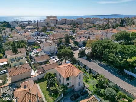 à deux pas des plages et des commerces  découvrez une véritable villa niçoise pleine de ch