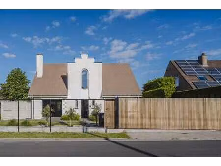 spacieuse villa prête à emménager avec des options pratiques