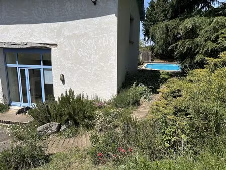propriété atypique rénovée avec parc arboré et piscine au cœur des monts du lyonnais