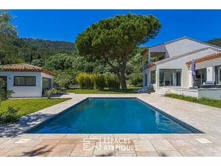 maison d'architecte et son grand parc arboré avec piscine
