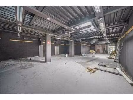 spacieux espace commercial avec une surface utile de ± 222m…