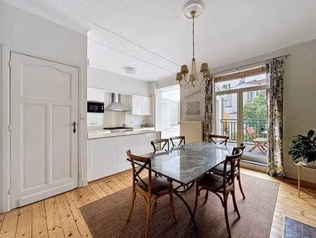 laeken : duplex meublé de 2 chambres avec terrasse.