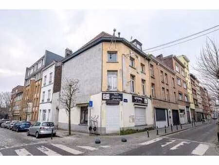 une maison de rapport et de commerce