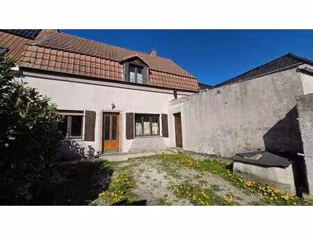 maison à rénover  bien située  avec deux accès.