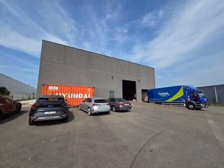 entrepôt de 750m² avec bureaux et quai de chargement