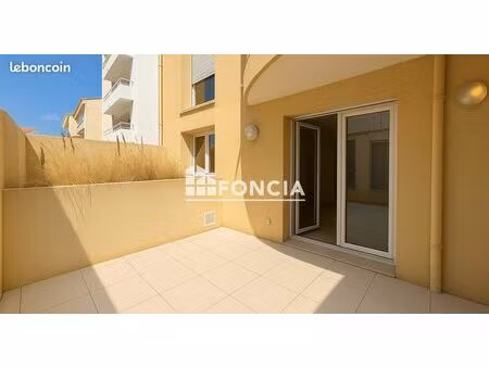 grand studio avec terrasse au premier etage