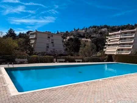 grand studio meublé avec piscine dispo juin