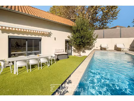 maison ancienne à la rénovation contemporaine avec piscine et jardin