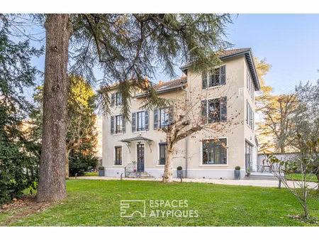 maison ancienne avec jardin et piscine au calme d'une impasse
