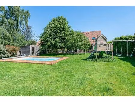 villa contemporaine à l'abri des regards et en harmonie avec la nature
