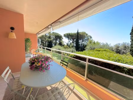 appartement de 2 pieces avec une grande terrasse et place de parking