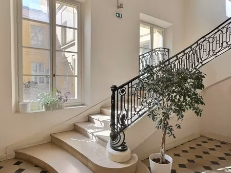 studio dans bel immeuble ancien