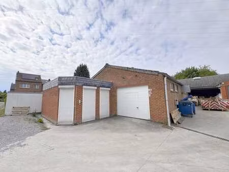 bel entrepôt de 235m² avec parking et terrain